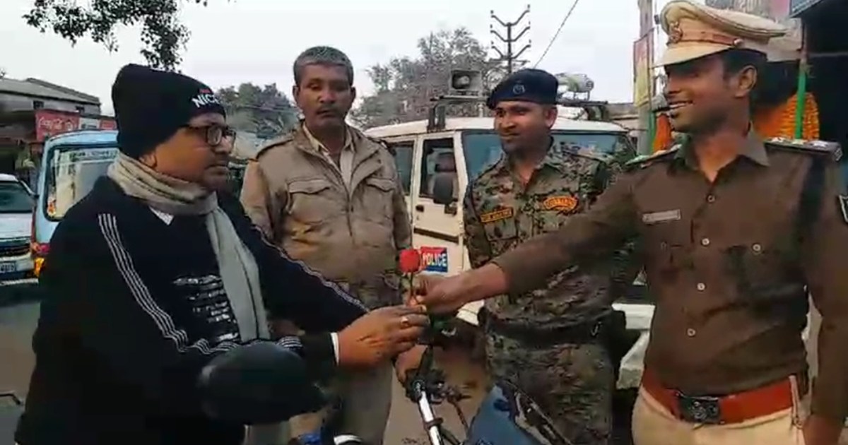 DSP's Gandhigiri: Instead of challan, he is giving a rose fl