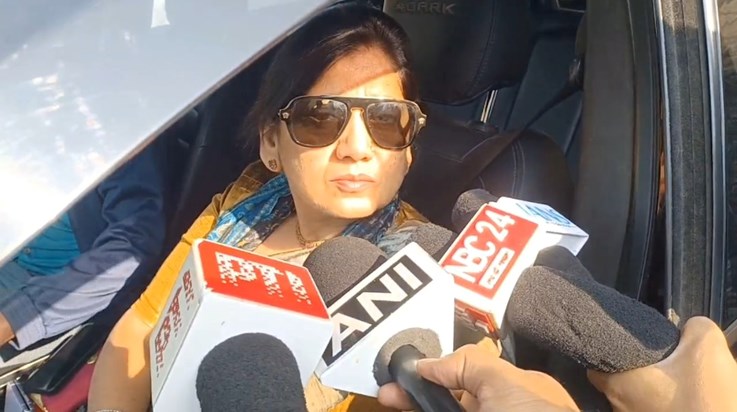 Sansd lvli anand ka lalu yadv par bda byam