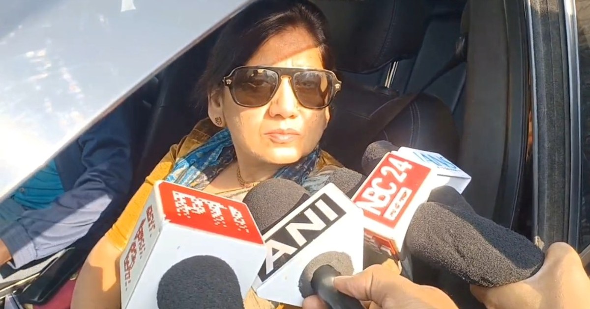 Sansd lvli anand ka lalu yadv par bda byam