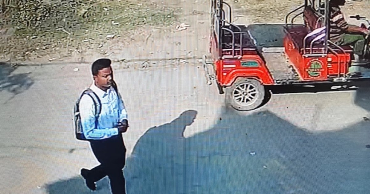 In the name of cleaning the flood, a thug stole jewelry wort