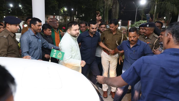 Leader of Opposition Tejashwi Yadav's worker darshan cum dia