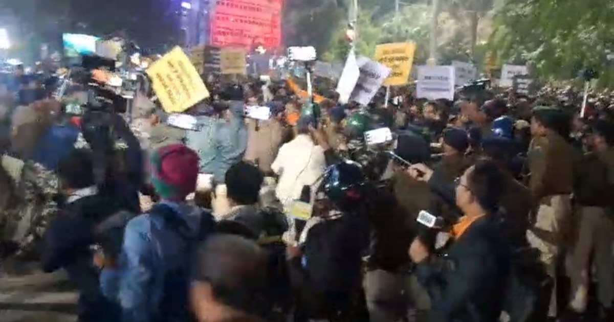 BPSC candidates march in Patna, several police barricades br