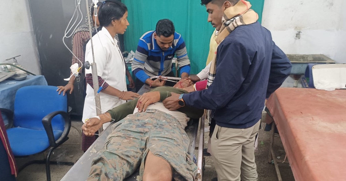 Police jeep collides with tractor, one policeman dead, four 