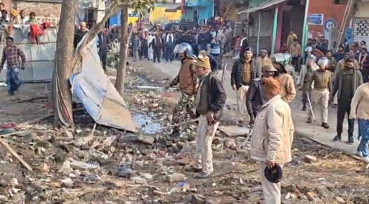 A team of administrative officials who went to remove encroa