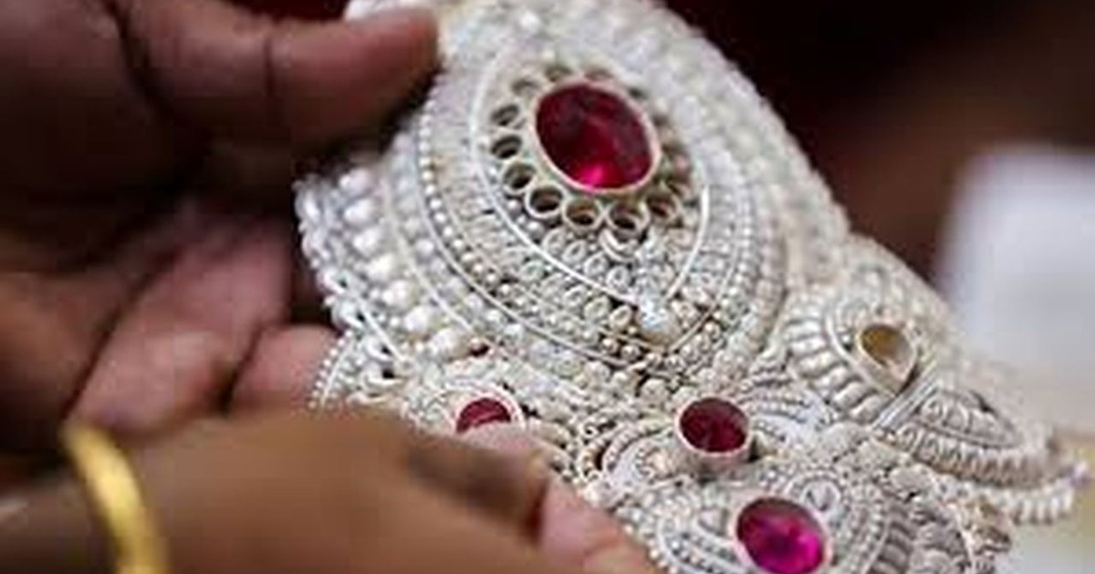 In the morning in the sky, in the afternoon on the ground… t