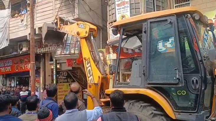 Administration's bulldozer ran in Gaya Ji, to get rid of tra
