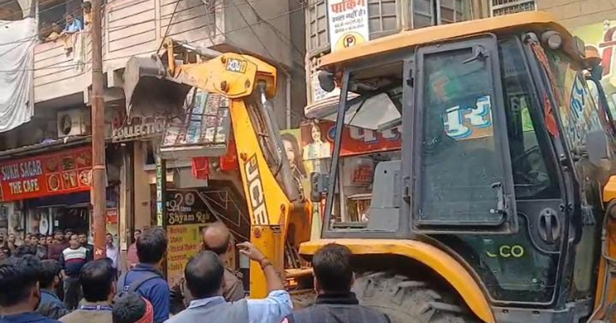 Administration's bulldozer ran in Gaya Ji, to get rid of tra