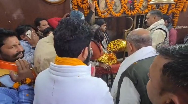 Kuchaikot MLA offered gold ornaments to Thawe Wali Mata