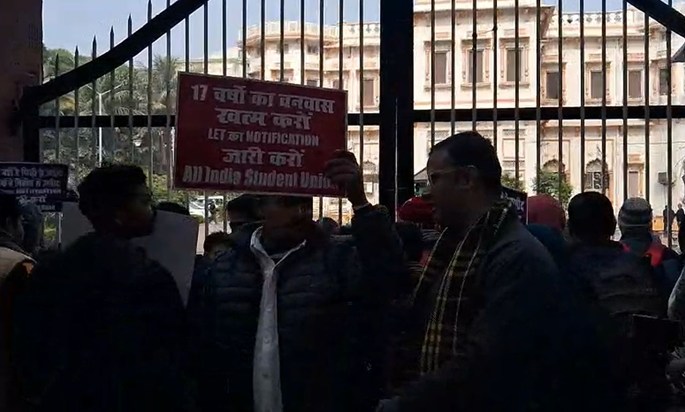 Candidates protest outside Bihar Board office