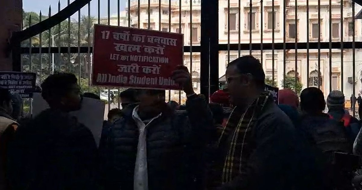 Candidates protest outside Bihar Board office