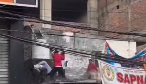 A young man broke the glass of a showroom and was brutally beaten by the people.