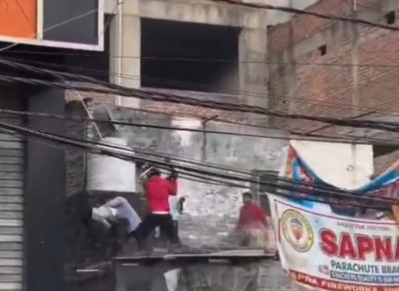 A young man broke the glass of a showroom and was brutally b