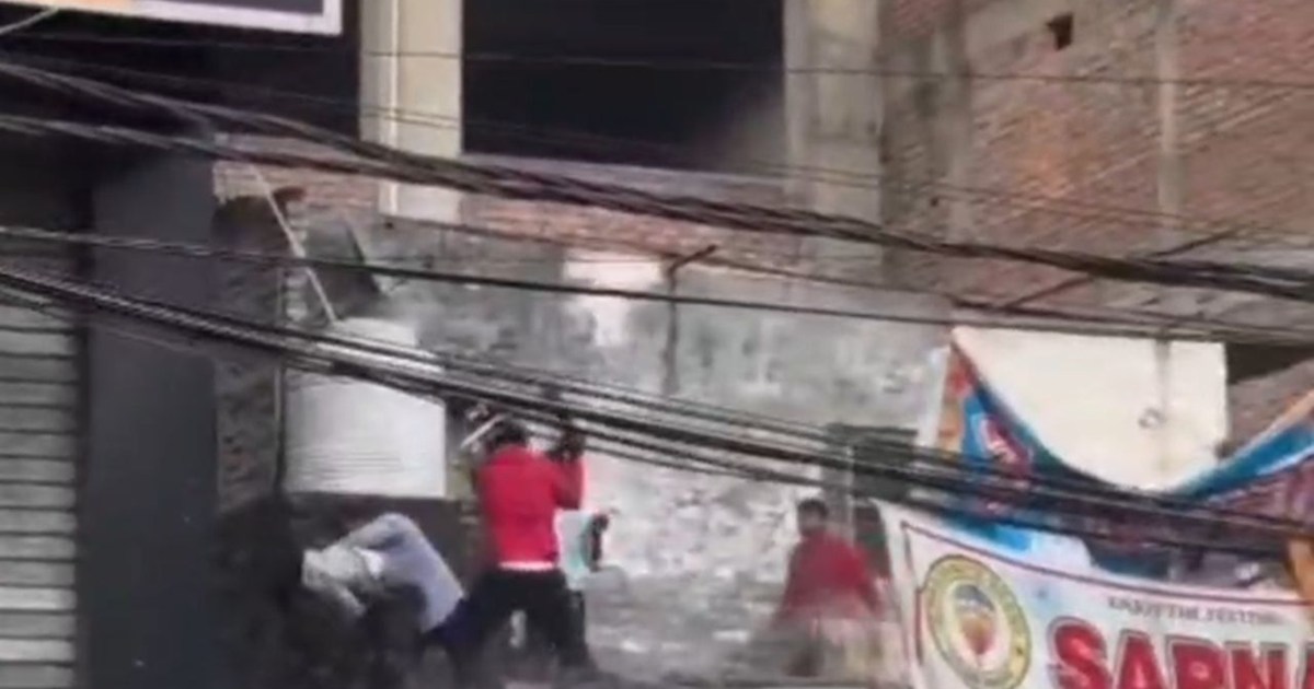 A young man broke the glass of a showroom and was brutally b