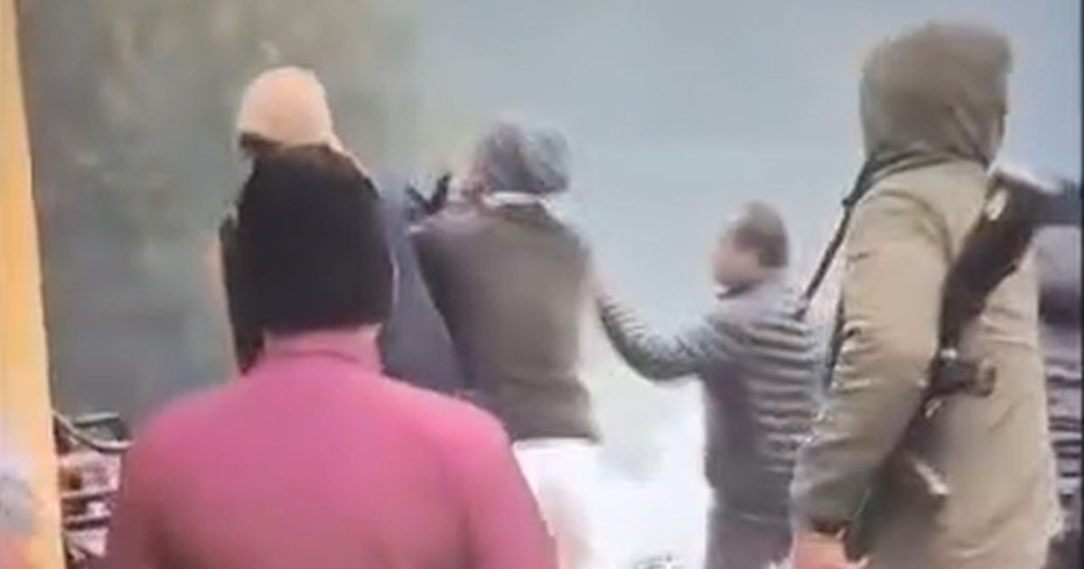 Pond dispute turns into a battlefield, police retreat to sav