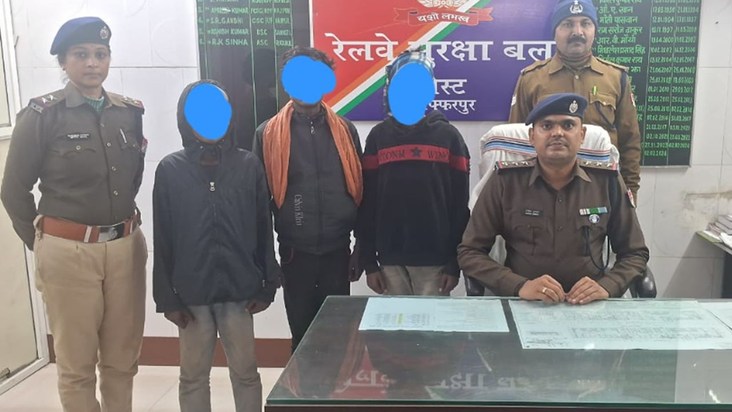 Vande Bharat Mission attacked! Shattered glass, frightened p