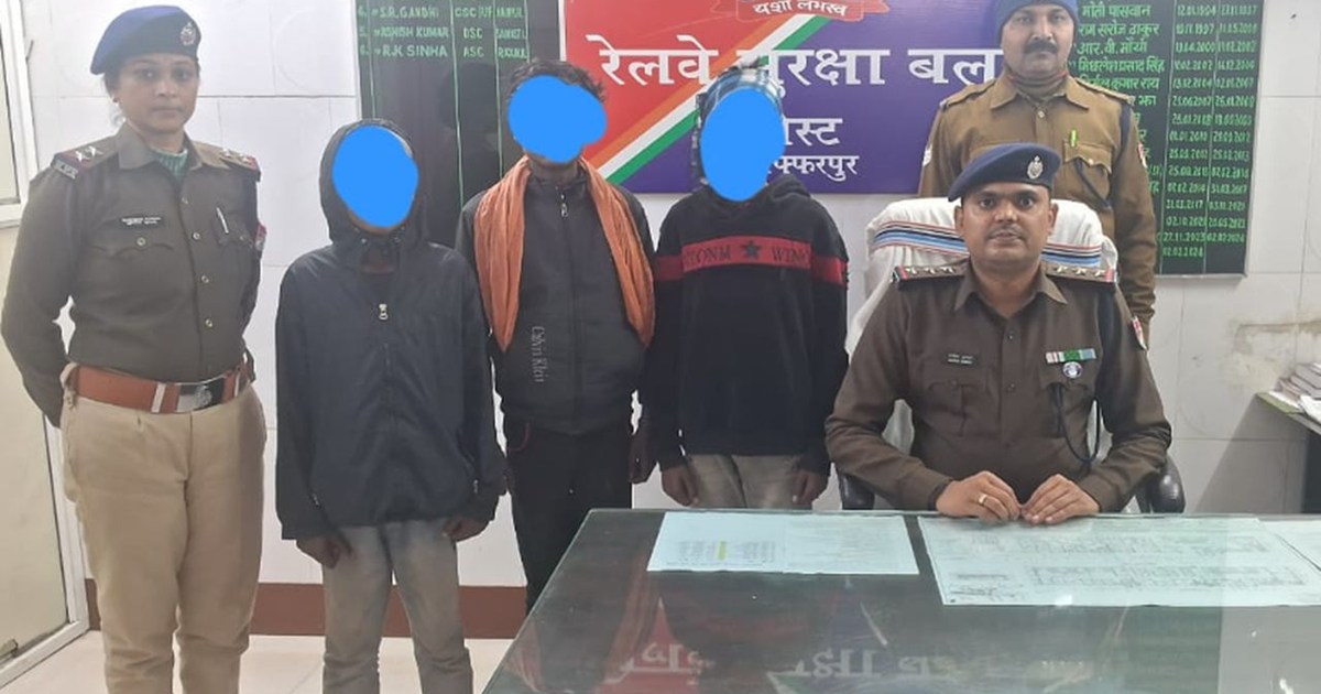 Vande Bharat Mission attacked! Shattered glass, frightened p