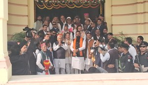 After the oath, Vijay Sinha touched the feet of CM Nitish and Tejashwi..., this MLA got stuck and Anant Singh did not reach...