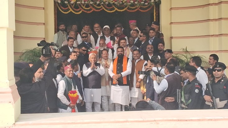 After the oath, Vijay Sinha touched the feet of CM Nitish an