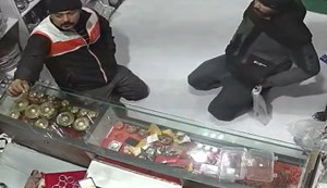 A cunning thief came as a customer, gold and silver jewellery disappeared within minutes!