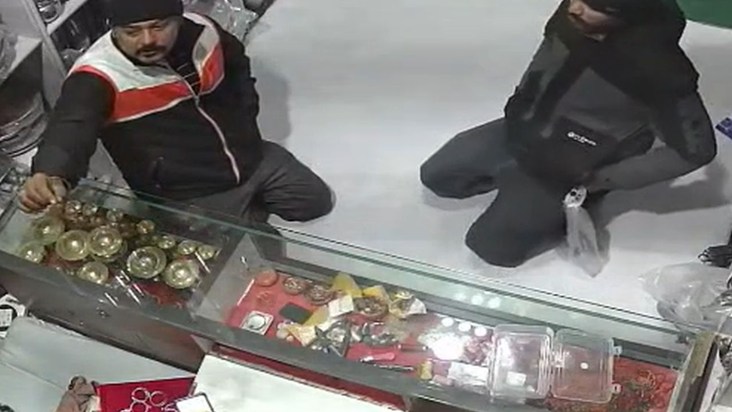 A cunning thief came as a customer, gold and silver jeweller