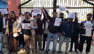 Dozens of STET candidates gathered in front of the Bihar office early in the morning.