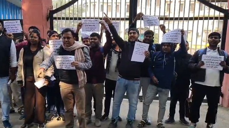 Dozens of STET candidates gathered in front of the Bihar off