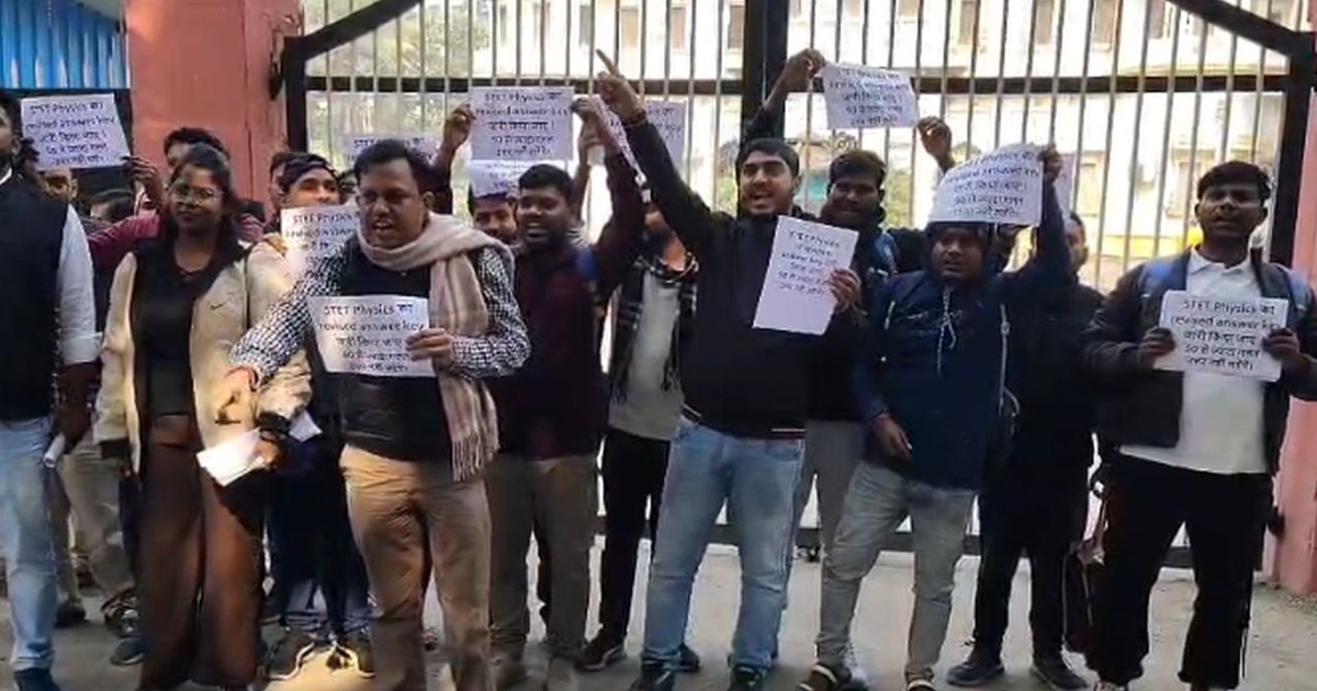 Dozens of STET candidates gathered in front of the Bihar off