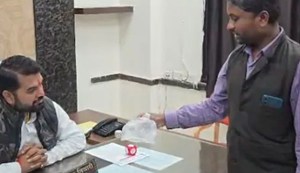 When the officials weren't listening to his complaint, a man packed mosquitoes in a packet and went to the municipal corporation office.