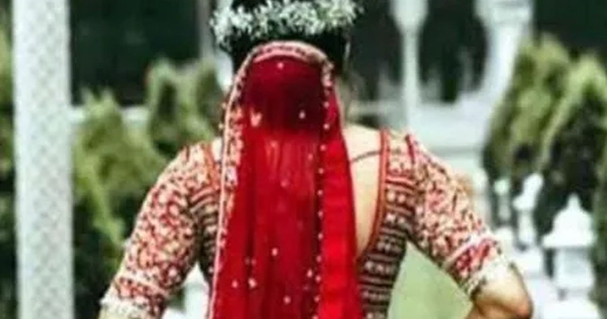 The bride got married and arrived at her in-laws' house on D