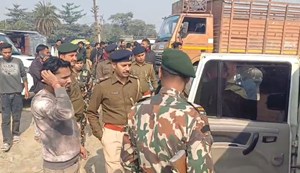 A robbery of 17 lakh rupees was committed at gunpoint in broad daylight in Muzaffarpur.