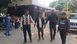 In Saharsa, a revenue official was caught red-handed by a vigilance team while accepting a bribe of 5,000 rupees.