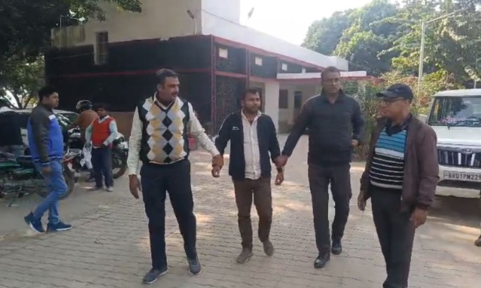 In Saharsa, a revenue official was caught red-handed by a vi