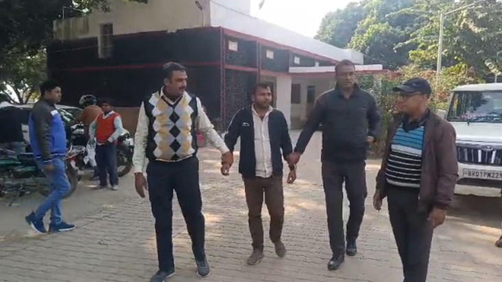 In Saharsa, a revenue official was caught red-handed by a vi