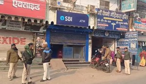 Thieves cut open an SBI ATM in Muzaffarpur and stole 25 lakh rupees.