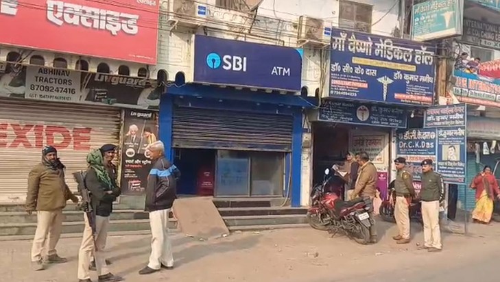 Thieves cut open an SBI ATM in Muzaffarpur and stole 25 lakh