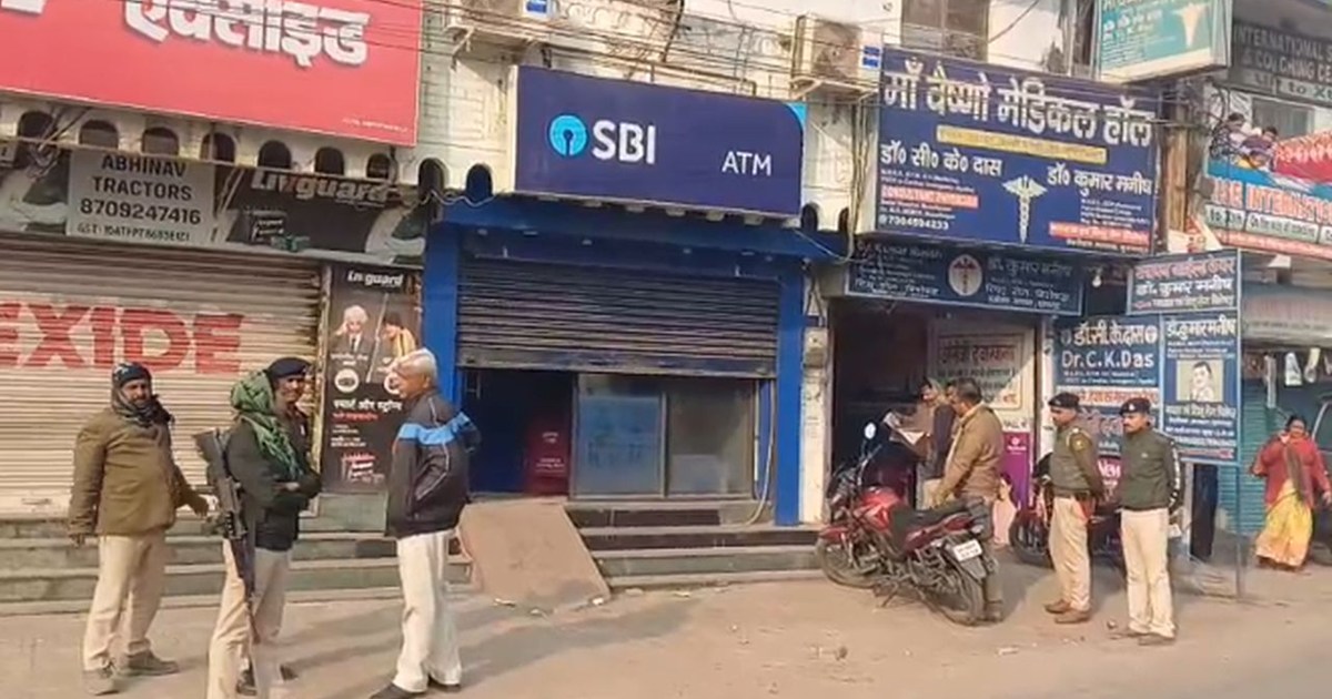 Thieves cut open an SBI ATM in Muzaffarpur and stole 25 lakh