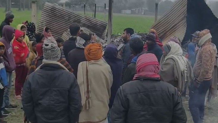 Three houses were set on fire by sprinkling petrol, causing 