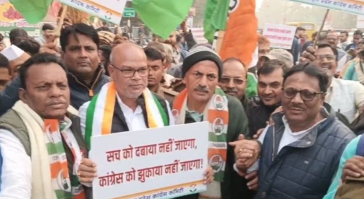 Congress protests in Patna, burns effigy of PM Modi