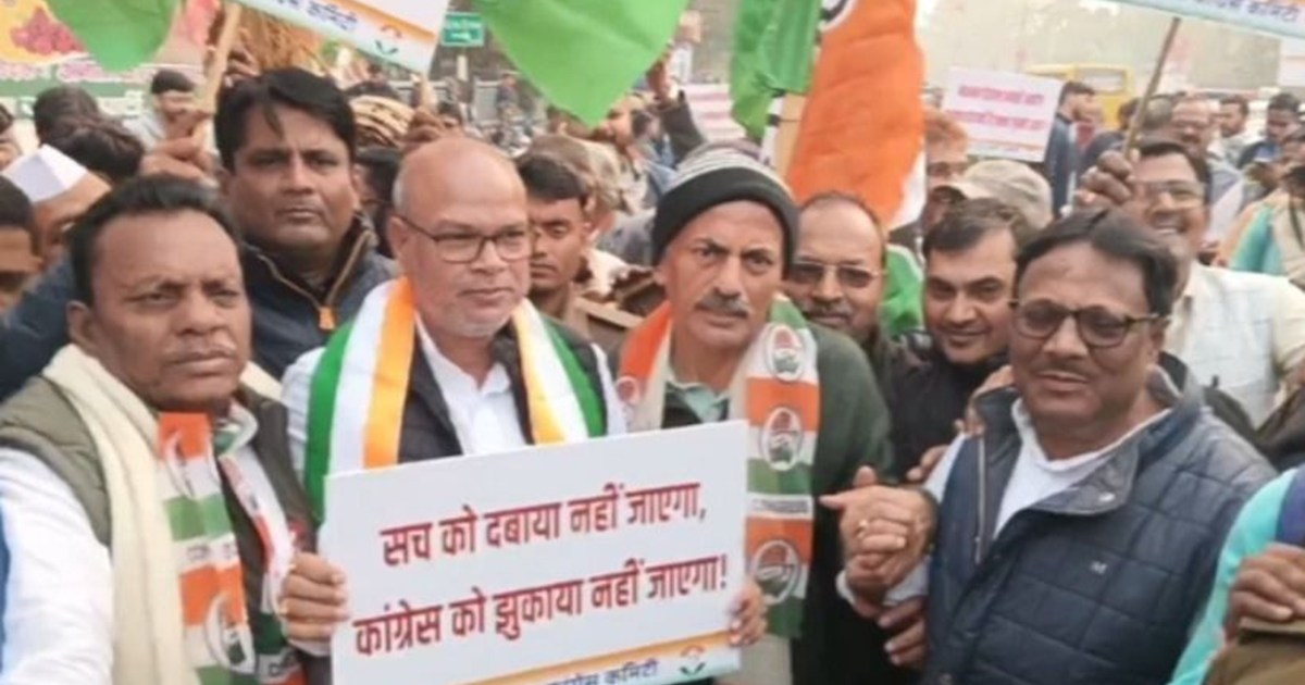 Congress protests in Patna, burns effigy of PM Modi