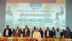 Deputy CM Vijay Sinha was seen in a very aggressive mood.