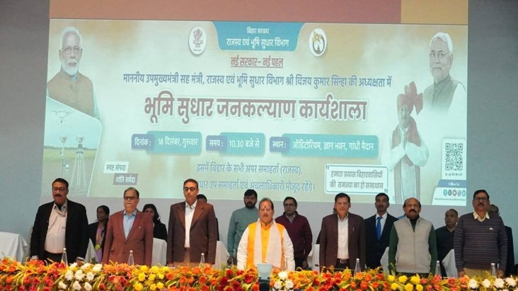 Deputy CM Vijay Sinha was seen in a very aggressive mood.