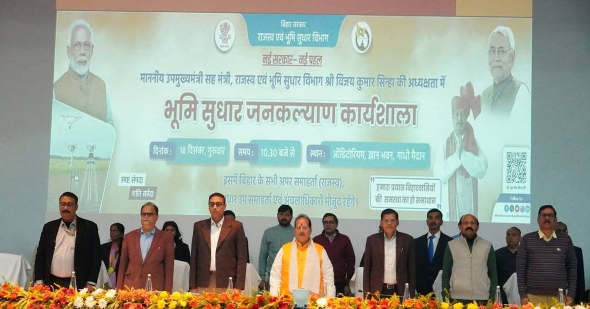 Deputy CM Vijay Sinha was seen in a very aggressive mood.