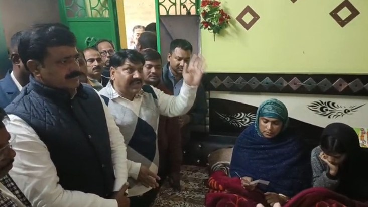 The Minority Welfare Minister met with the accused in the ca