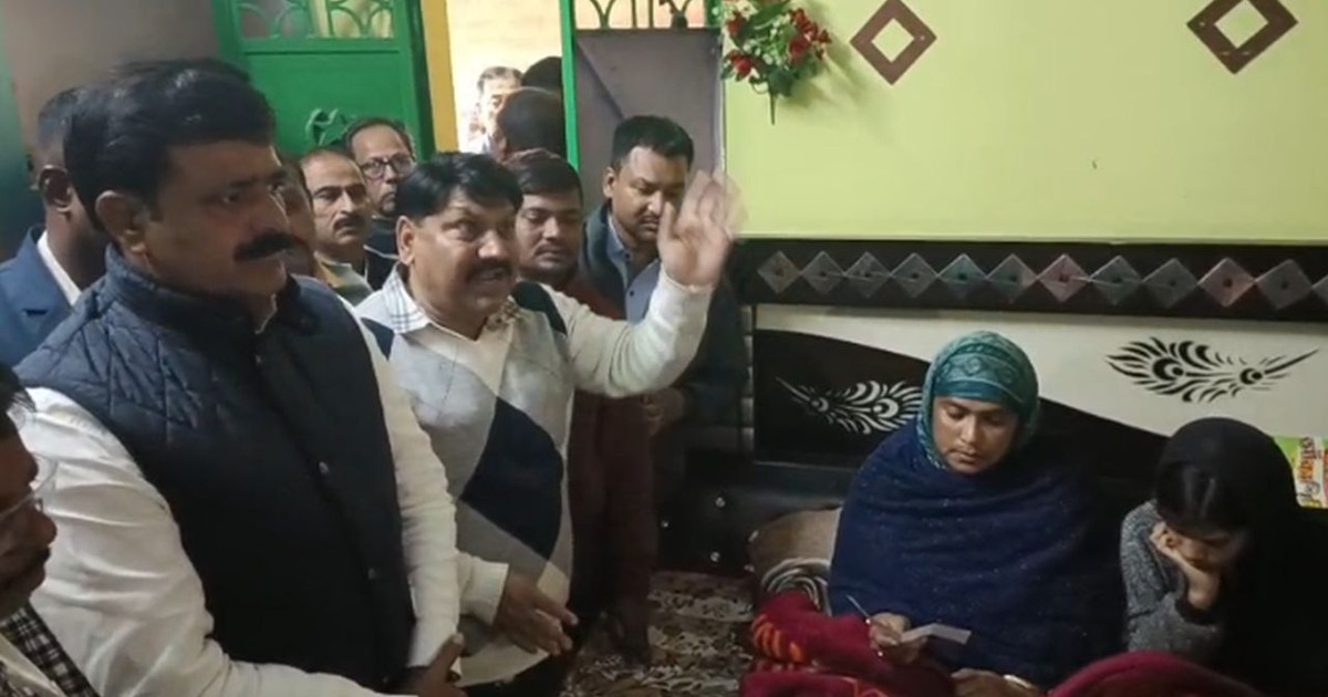 The Minority Welfare Minister met with the accused in the ca