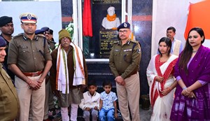 The DGP unveiled the statue of the martyred constable at the police station in Vaishali.