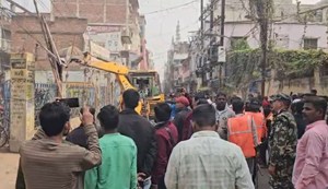 When people protested against the demolition drive against encroachments in Nalanda, the police resorted to lathi charge.