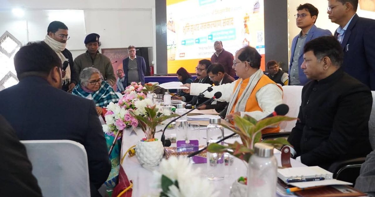 Deputy CM Vijay Sinha suspended the revenue officer on the s