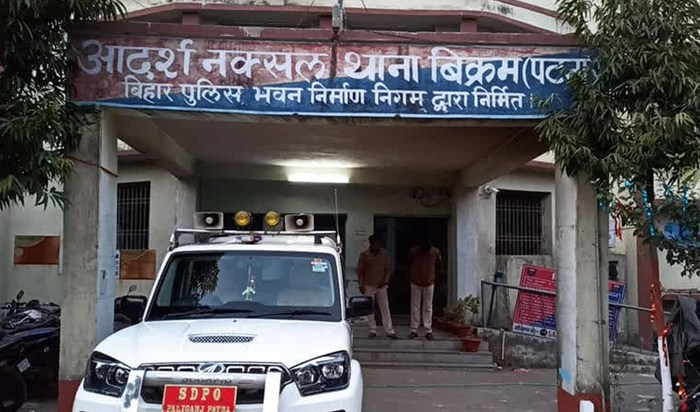 At the farewell ceremony after the transfer, gifts were acce