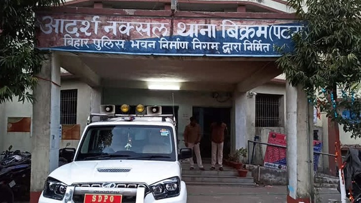 At the farewell ceremony after the transfer, gifts were acce