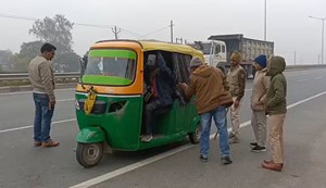 Ahead of the New Year's Eve party, smugglers were attacked and a consignment of liquor was seized on the highway.